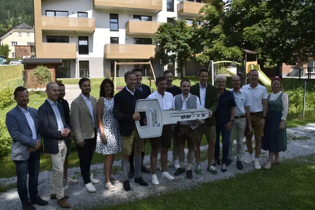 Die Geschäftsführung der Salzburg Wohnbau bedankte sich bei allen Projektbeteiligten und freute sich auf die finale Schlüsselübergabe.  | Foto: Theresa Vogl