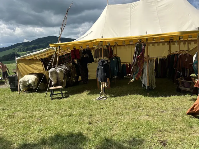 Mittelalterliche Kleidung zum Erwerb