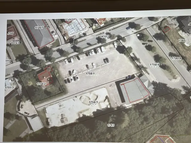 Um die Fläche 1758/1 geht es: auf Teilen davon entsteht der neue Pump-Track. Davor (1758/3) sieht man den bestehenden Funpark, daneben das Jugendzentrum Smile. | Foto: Gem. Reutte