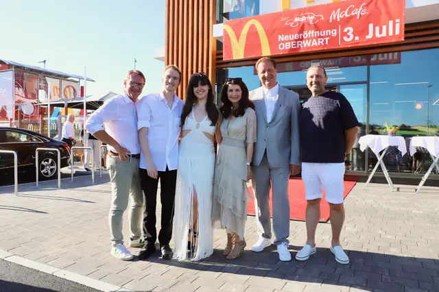 Marcus Martschitsch und Walter Hochegger gratulierten Thomas Klug mit Familie zur Eröffnung des neuen „Mäci“ in Oberwart. | Foto: Alfred Mayer