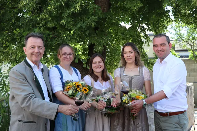 LK-Präsident DI Nikolaus Berlakovich, Lena Glauber, Hannah Wetschka, Maria Liegenfeld und Herbert Oschep, Obmann Wein Burgenland | Foto: Barbara Babonitsch-Diewald