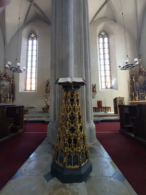 Säulen stehen direkt vorm Altar! | Foto: H.Bachinger 