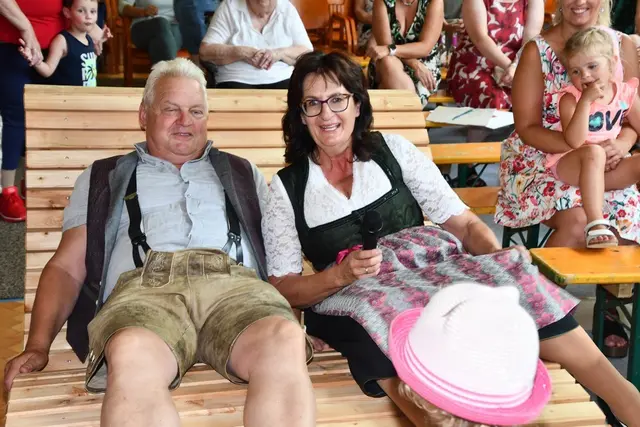 Darf sich nun mit ihrem Gatten Johann gemütlich ausruhen, ein Ehrengeschenk der Gemeinde Schöder für Dir. Gottlinde Setznagel. | Foto: Anita Galler