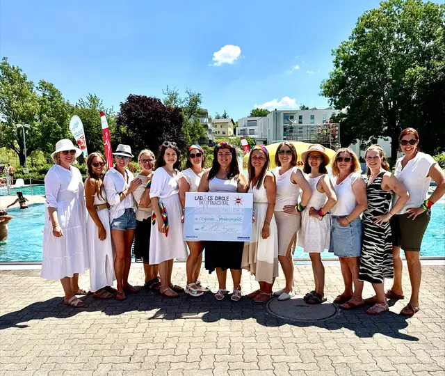 Eine Spendensumme von insgesamt 12.500 Euro konnte am 29. Juni im Freibad Peuerbach gesammelt werden. | Foto: Ladies Circle 9 Trattnachtal