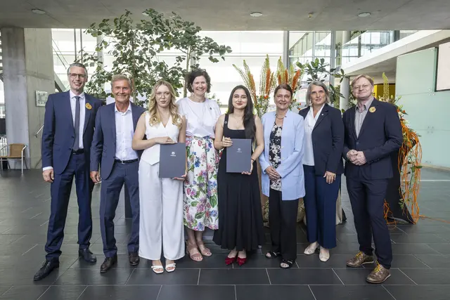 FH Rektor Dominik Engel (v.l.), WK-Direktor Manfred Pammer (WK Salzburg), die beiden Absolventinnen Barbara Schwab und Maryam Hosseinzadeh (Innovation &amp; Management in Tourism) mit Studiengangsleiterin Eva Brucker, Hilla Lindhuber (AK Salzburg), Bürgermeisterin Barbara Schweitl (Gemeinde Puch), FH-Vizerektor Günther Grall. | Foto: FH Salzburg/wildbild