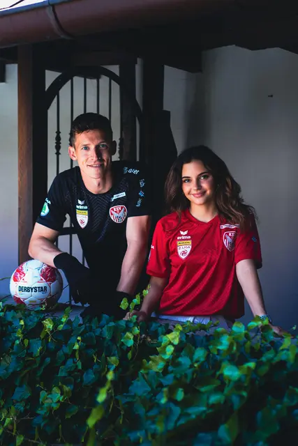 Alina Loshaj beim Fotoshooting mit KSV-Torhüter Alexander Strebinger | Foto: KSV 1919