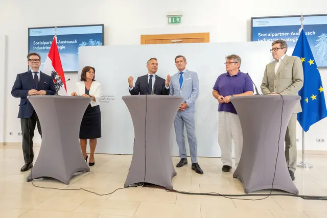 Vertreter der Regierung trafen die Spitzen der Sozialpartner, um den Startschuss für die sogenannte Industriestrategie zu geben. | Foto: Michael Indra / SEPA.Media / picturedesk.com