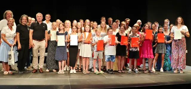 Das Konzert der jungen Meister, die eine Übertrittsprüfung ablegten, erfolgte im Konzertsaal des Forum.  U.a. gratulierten Kapellmeister Shorty Kemmer, Vzbgm. Sabine Jakubzig, Kulturchef Sepp Zirkl, Musikschuldirektor Manfred Uggowitzer und Bgm. Manfred Komericky den Schülern, sowie zur mit sehr gutem Erfolg abgelegten Abschlussprüfung Sarah Reinprecht.  | Foto: Edith Ertl