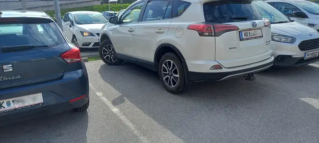 Der Kunstparker im weißen Toyota gönnte sich auf der Fahrerseite viel Platz. | Foto: Name d. Fotografen d. Red. bekannt