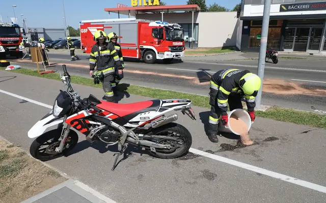 Eine Motorradlenkerin rutschte aus. | Foto: Thomas Zeiler/FF