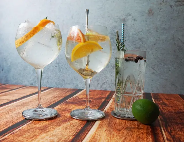 Der Gin Tonic ist der perfekte Cocktail, um stilvoll in den Sommerabend zu starten. | Foto: Symbolbild: pixabay.com