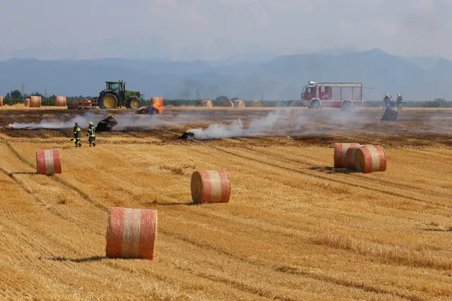 Großflächiger Brand auf dem Stoppelfeld: In Steinhaus begann eine Rundballenpresse während der Mäharbeiten zu brennen. | Foto: laumat.at
