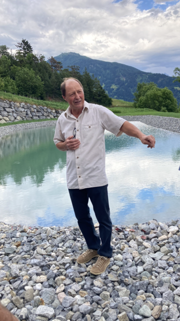 Stefan Nothdurfter beim neu errichteten Speicher und Löschteich oberhalb von Stanz. | Foto: LK Tirol