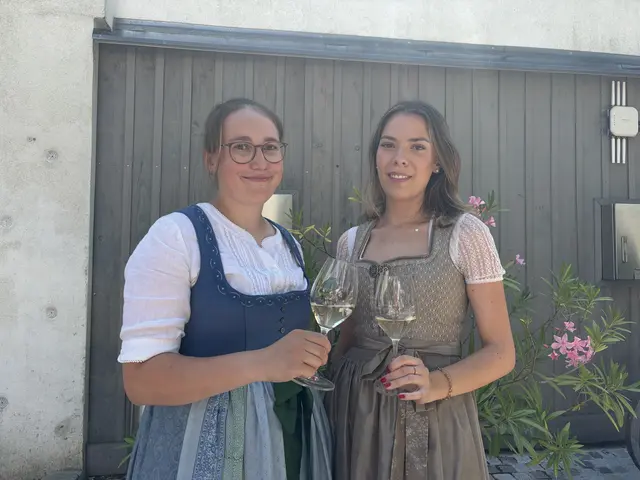 Weinprinzessin Lena Glauber und Weinkönigin Maria Liegenfeld werden zukünftig den burgenländischen Wein präsentieren.  | Foto: Barbara Babonitsch-Diewald