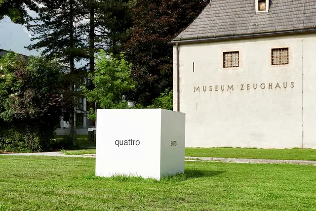 „eins, deux, three, quattro“ (1990), vor dem Zeughaus. | Foto: Johannes Plattner