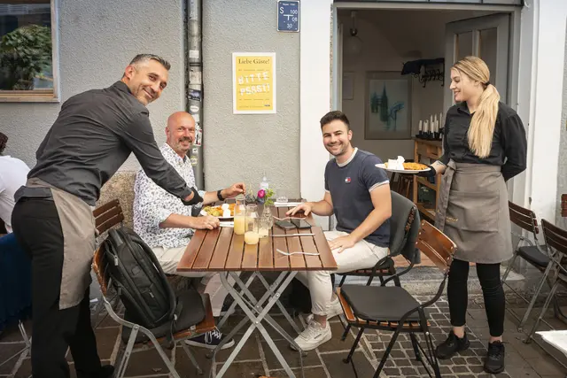 Davor Buric und Vikoria Puchleitner bedienten MCG-Chef Martin Ullrich (links) und Redakteur Markus Kropac beim Mohrenwirt (siehe unten). | Foto: Zemasch