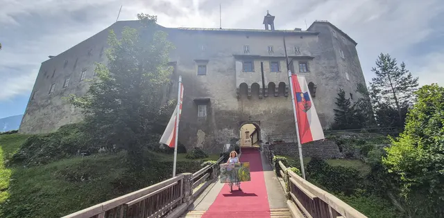 Die österreichische Künstlerin Katharina Prantl zeigt unter dem Titel „Herbs and Colors“ eine Auswahl ihrer aktuellen Werke im Kunstraum Burg Golling.  | Foto: TVB Golling