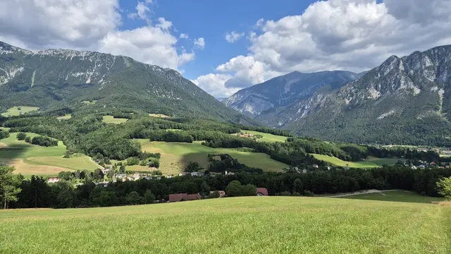 Rax und Schneeberg, dazw. Höllental