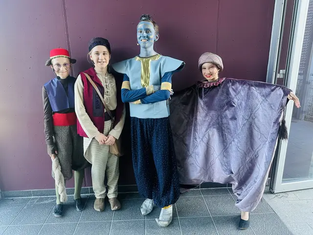 Affe Abu, Aladdin, Genie und der fliegende Teppich. Die Darstellerinnen und Darsteller zeigen ihre zauberhaften, handgemachten Kostüme. | Foto: Michele Schöggler