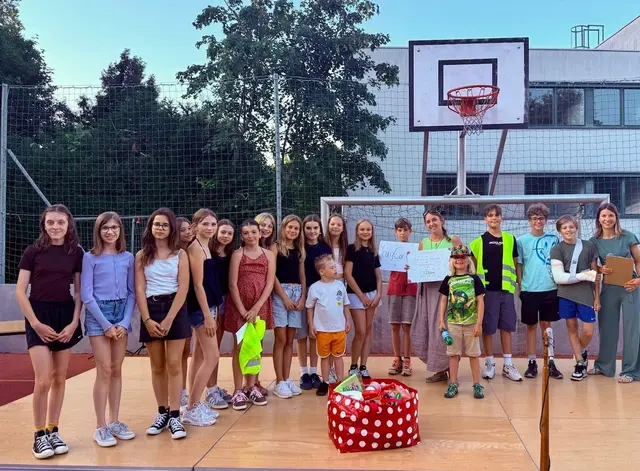 Kinder der 2a-Klasse mit ihrer Lehrerin Julia Gaßner und Manuela Hadeyer.  | Foto: pMS Rudigier