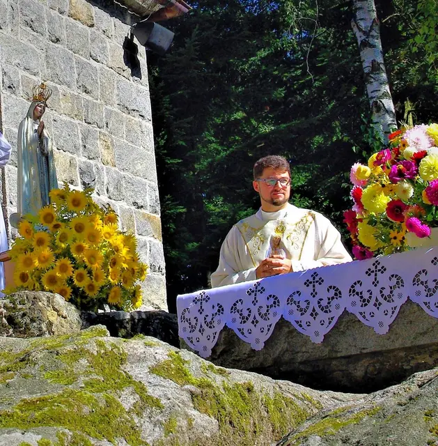 Vor sieben Jahren wurde Pater Johannes Haas, ein gebürtiger Schardenberger, zum Priester geweiht. Im Juli 2025 predigt er in seiner Heimatpfarrei bei den Wallfahrtstagen. | Foto: Gruber