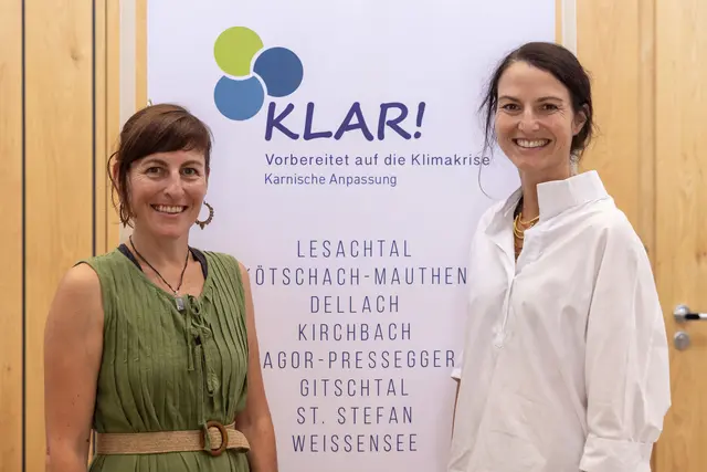 Das Leitungsteam der KLAR! Karnische Anpassug: DI(FH) Stéphanie Klaus und Sabrina Kalser begleiten den regionalen Anpassungsprozess mit Engagement und Weitblick. | Foto: Andreas Lutche