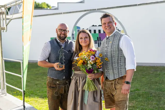 Die Gewinner: Andreas Steinmetz (l.) und Magdalena Hirt (Mitte) vom Biohof Hold mit Thomas Gschier. | Foto: Richard Großschädl