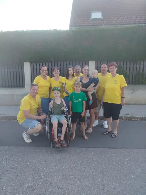 Clemens und seine Familie freuen sich über jede Unterstützung – Spenden sollen den Ankauf eines behindertengerechten Fahrzeugs ermöglichen. | Foto: Steyrer