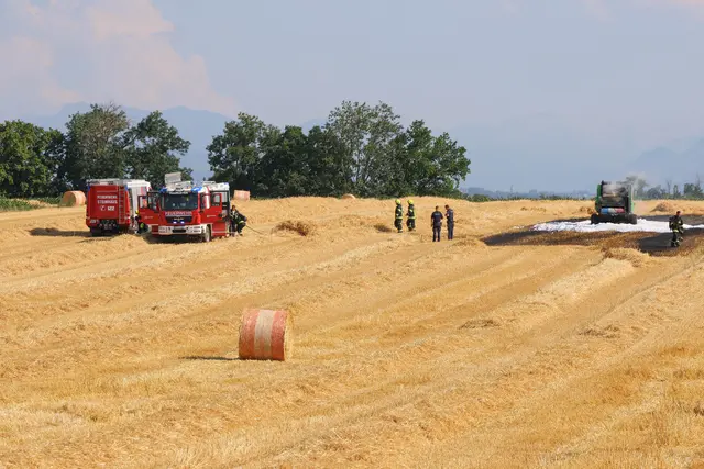 Großflächiger Brand auf dem Stoppelfeld: In Steinhaus begann eine Rundballenpresse während der Mäharbeiten zu brennen. | Foto: laumat.at
