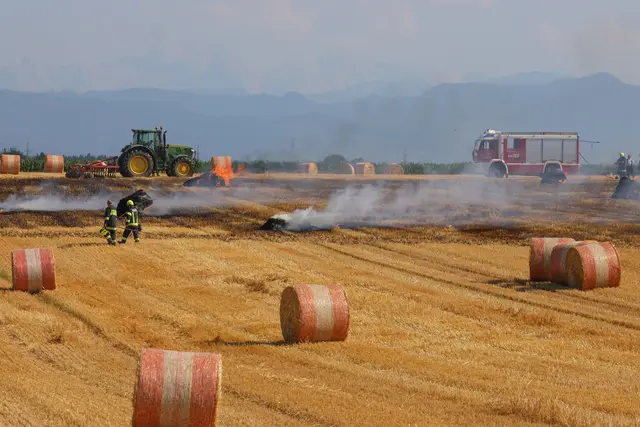 Großflächiger Brand auf dem Stoppelfeld: In Steinhaus begann eine Rundballenpresse während der Mäharbeiten zu brennen. | Foto: laumat.at