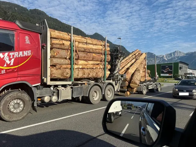 Der Lkw verlor die Ladung auf Höhe des Hofer-Supermarktes in Fügen.  | Foto: privat