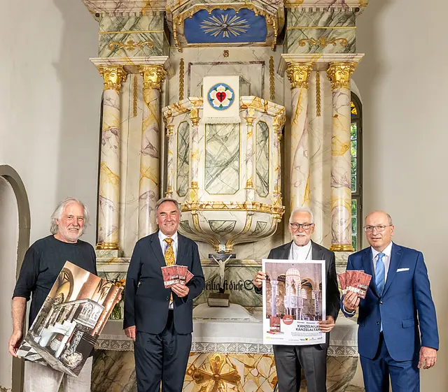Bischof Marketz und Superintendent Sauer präsentieren gemeinsam mit redaktionellem Gesamtverantwortlichen Kapeller (r.) und Fotograf Neumüller vor dem Kanzelaltar in der evangelischen Kirche Eggen am Kraigerberg – einer der sechs evangelischen Kanzelaltäre, die in der Broschüre vorgestellt werden – die neue Broschüre. | Foto: Diözesan-Pressestelle/khfessl.com