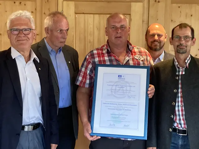 Die Wassergenossenschaft Perjen erhielt ebenfalls eine Urkunde. | Foto: LK Tirol