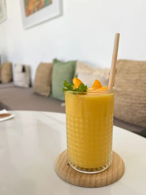 Der Mango Lassi Cocktail kombiniert die cremige Textur und den fruchtigen Geschmack des traditionellen Mango Lassi mit einem Hauch von Alkohol, um eine neue und aufregende Geschmackserfahrung zu schaffen. | Foto: Symbolbild: pixabay.com