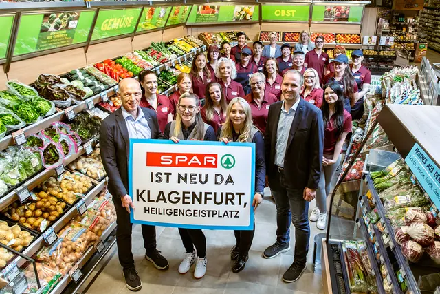 Odo Gatterer, Leiter Bereich Filialorganisation Kärnten und Osttirol, Filialleiterin Martina Holzbauer und ihre Stellvertreterin Labinote Sahiti und Mike Schöffmann, Filialgebietsleiter sowie das Team vom SPAR-Supermarkt Heiligengeistplatz.  | Foto: Foto: SPAR