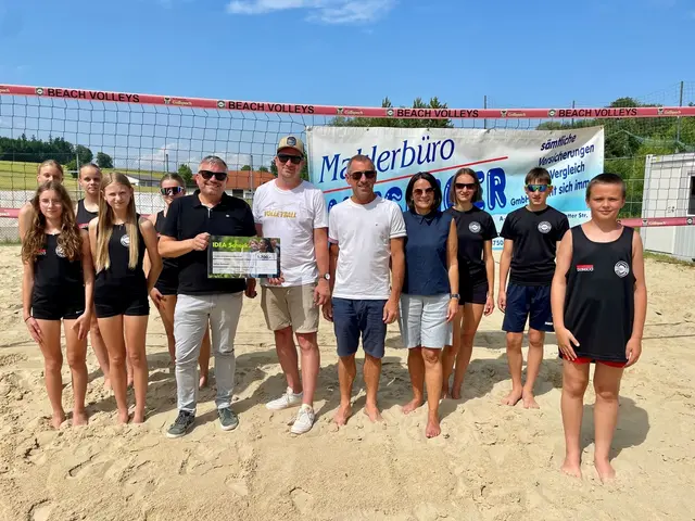 Christoph Leitner (Verkaufsleiter bei Helvetia) über-gibt den Scheck an Christoph Ortner (Obmann Volleys Gallspach) mit Hans Kaser (Maklerbüro Wiesinger) und Helga Kaser (Maklerbüro Wiesinger). | Foto: Helvetia