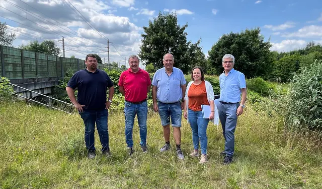 Baureferent GGR Johann Hammermüller (Mitte), Bauplanung Ing. Andrea Funk (IKW) sowie Mitarbeiter der Erdbau Kraml und der Habau Hoch- &amp; Tiefbau | Foto: Martina Gaind