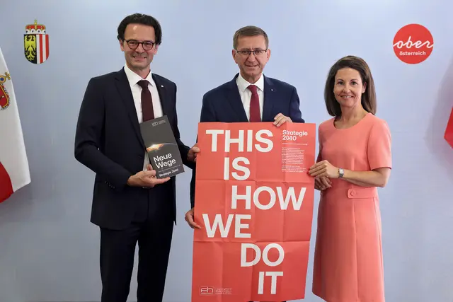 Von links: Michael Rabl, Präsident der Fachhochschule Oberösterreich, Wirtschafts- und Forschungs-Landesrat Markus Achleitner und Isolde Perndl, Kaufmännische Geschäftsführerin der Fachhochschule Oberösterreich. | Foto: Land OÖ/Kauder