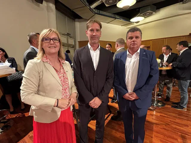 Amtsübergabe am AMS Amstetten: Sandra Kern (AMS NÖ), der neue Leiter Andreas Haider und Harald Vetter. | Foto: Dietl-Schuller