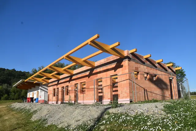 Der SV Hannersdorf bekommt neue Kabinen. Der Zubau soll im Frühjahr 2026 fertig sein. | Foto: Michael Strini