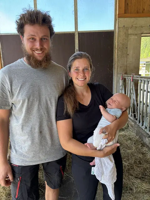 Der kleine Ferdinand (zen Wochen alt) macht das Glück von Elias und Luisa perfekt. Bald wird geheiratet. | Foto: Reichel