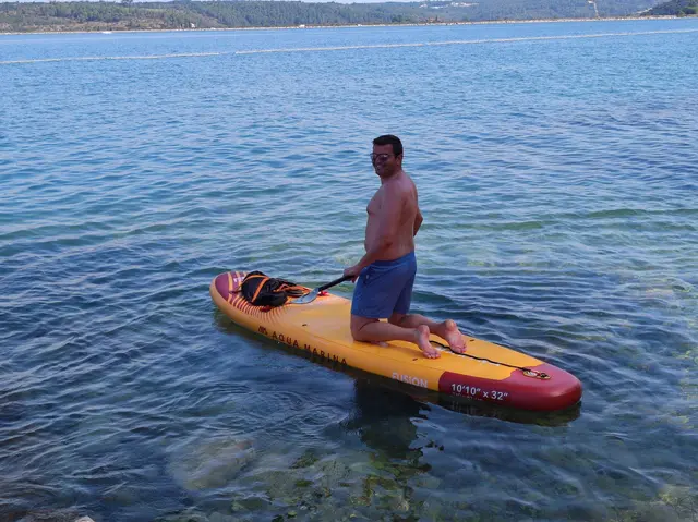Johannes Resch, Bürgermeister von Kollerschlag, erkundet mit seinem Stand-up-Paddle die Gegend. | Foto: Resch