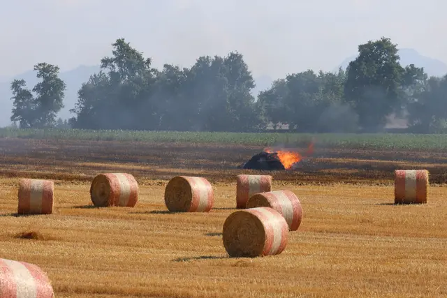 Großflächiger Brand auf dem Stoppelfeld: In Steinhaus begann eine Rundballenpresse während der Mäharbeiten zu brennen. | Foto: laumat.at