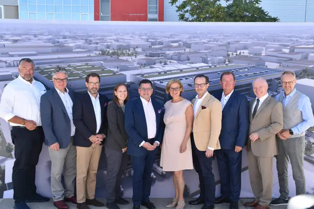 v.l.: Biedermannsdorfs Bgm. Hans Wimmer, Guntramsdorfs Bgm. Robert Weber, Christian Hörner (Geschäftsführer Lager &amp; Transport bei Rewe), Gesamtprojektleiterin Isabella Handler, Rewe-Vorstand Marcel Haraszti, LH Johanna Mikl-Leitner,  Billa-Vorstand Robert Nagele, Wr. Neudorfs Bgm. Herbert Janschka, Helmut Miernicki (ecoplus) und Martin Fassl (ecoplus). | Foto: Hirss