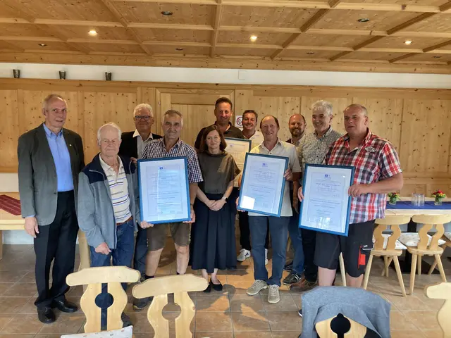 Die Vertreter der Wassernossenschaften mit den Bezirkshauptleuten und Ferdinand Grüner. | Foto: LK Tirol