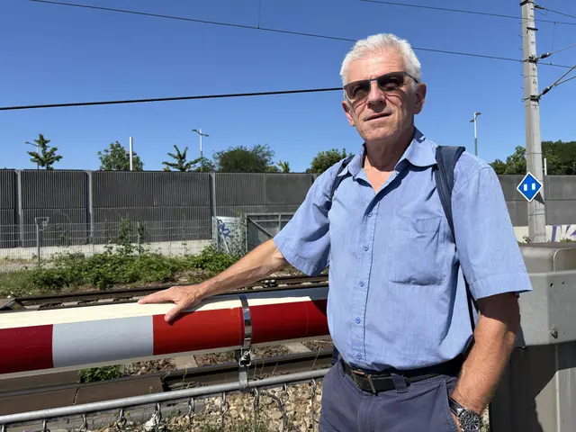 Die Bahnschranken bei der Himberger Straße stoßen auf Ärger von Anwohnerinnen und Anwohner. | Foto: Michael Marbacher/MeinBezirk