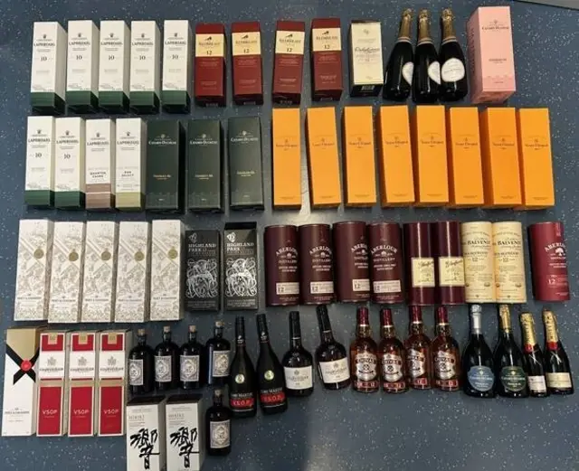 Die hochpreisigen Spirituosen, die bei den drei Männern sichergestellt werden konnten. | Foto: Polizei