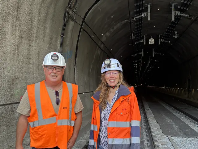 Gerhard Schett (ÖBB-Baumanagement) und Christiane Schiavinato (ÖBB-Projektleiterin) begleiteten uns durch einen Abschnitt des Tunnels. | Foto: Johannes Brandner