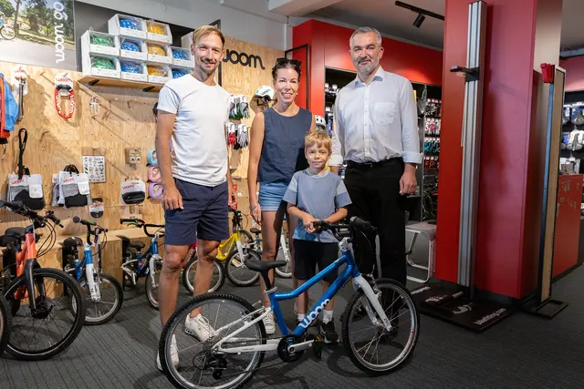 Michael Knopf (Radwelt MichiKnopf) und Landesrat Heinrich Dorner mit dem diesjährigen Gewinner des Hauptpreises Daniel Gettler und seine Mutter. | Foto: Landesmedienservice Burgenland