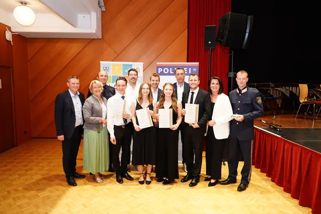 Die vier Absolventen der EBO-Ausbildung waren nach dem abschließenden Auftritt mit der Polizeimusik OÖ sichtlich erleichtert. | Foto: Markus Eckerstorfer